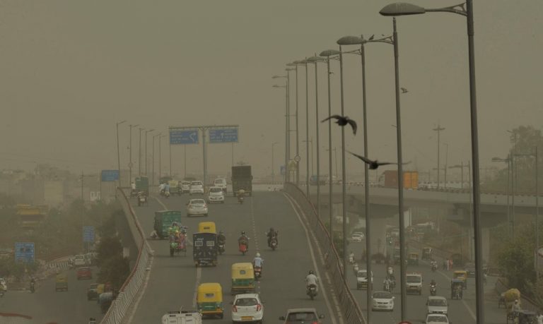 दिल्ली में हवा की गुणवत्ता ख़तरनाक स्तर पर, पीएम 10 का स्तर 800 के पार