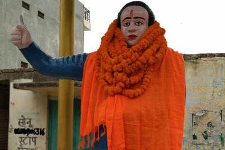 उत्तर प्रदेश: भाजपा विधायक ने आंबेडकर की प्रतिमा को दूध से नहलाया, तिलक लगाया, भगवा पहनाया