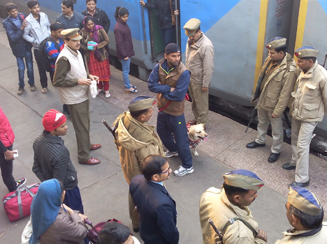 उप्र में रेलवे स्टेशनों सहित कई प्रमुख स्थानों पर बम विस्फोट की धमकी