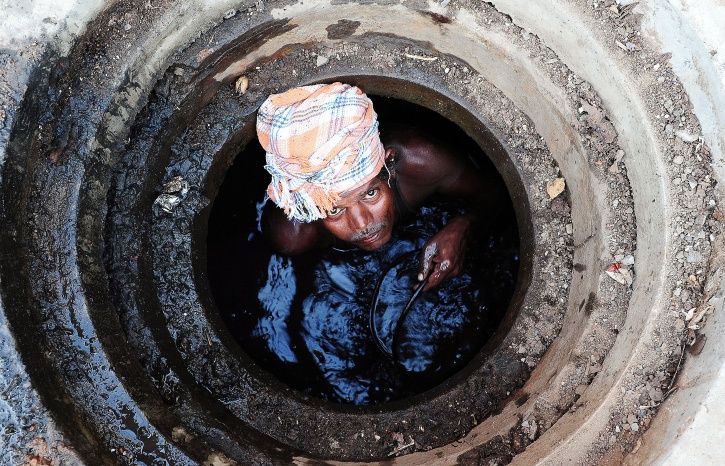 बिहार : शौचालय टैंक की जहरीली गैस की चपेट में आने से सफाई करने उतरे चार लोगों की मौत