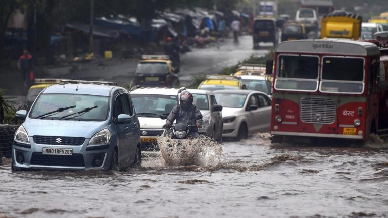 मुंबई में चौबीस घंटों से ज्यादा समय से हो रही भारी बारिश से जन-जीवन अस्त-व्यस्त