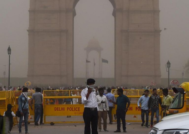 दिल्ली : लगातार चौथे दिन हवा की गुणवत्ता गंभीर, तेज हवाओं से धूल छंटने की उम्मीद