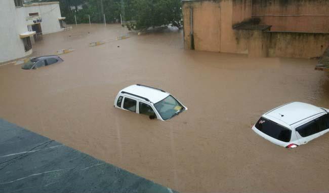 गुजरात : दक्षिणी भाग में भारी बारिश के चलते जनजीवन अस्त-व्यस्त, एक की मौत