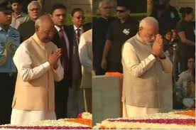 महात्मा गांधी की 71वीं पुण्यतिथि पर आज  राजघाट जाकर राष्ट्रपति रामनाथ कोविंद, उपराष्ट्रपति एम वैंकेया नायडू और प्रधानमंत्री नरेंद्र मोदी ने उन्हें श्रद्धांजलि अर्पित की