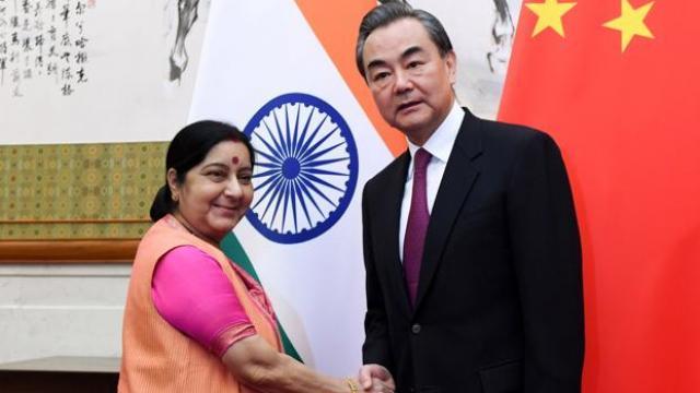 सुषमा स्वराज ने चीन के विदेश मंत्री से की मुलाकात