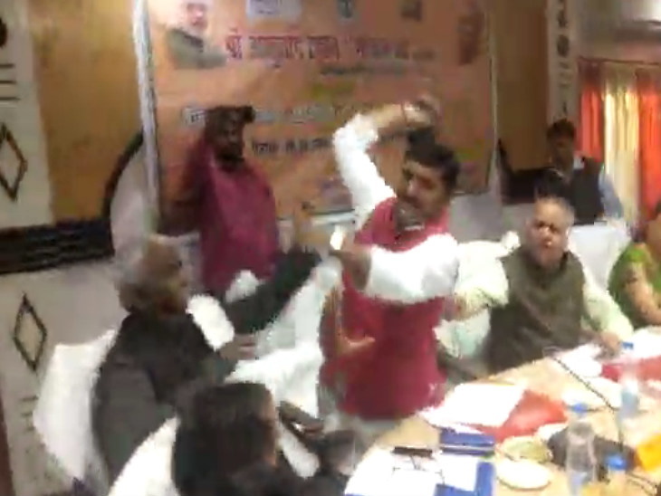 भाजपा सांसद ने अपनी ही पार्टी के विधायक की जूतों से की धुनाई, देखिए वीडियो