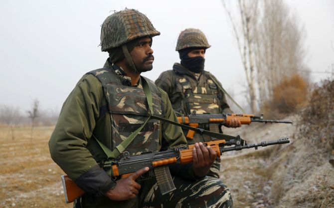 जम्मू कश्मीर में सुरक्षाबलों ने मारा आतंकी ठिकाने पर छापा