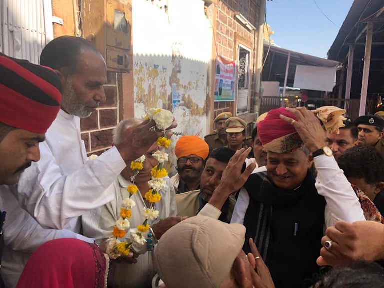 मुख्यमंत्री अशोक गहलोत ने रामदेव से मांगी प्रदेश की खुशहाली की दुआ