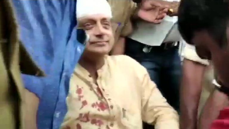 कांग्रेसी नेता शशि थरूर मंदिर में गिरे, सिर में लगी चोट, 6 टांके लगे