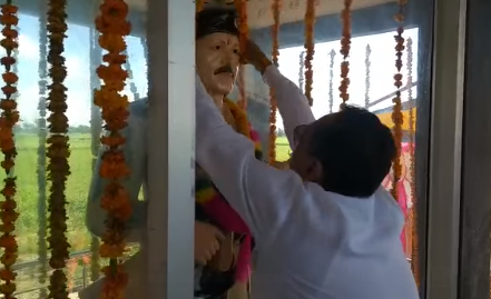 मंत्री विश्वेन्द्र सिंह ने शहीद को दी श्रद्धांजलि