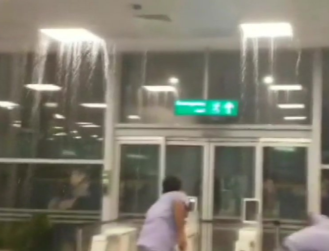 Video: जब एयरपोर्ट की छत से गिरने लगा पानी…