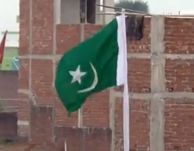 इस राज्य में छात्र चुनाव के दौरान पाकिस्तानी झंडा फेहराया गया…