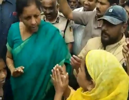 Video: घर के लिए रोती महिला से वित्त मंत्री निर्मला सीतारमण ने क्या कहा….