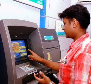 RBI ने बदला अपना ये नियम, ATM से नहीं निकले पैसे तो मिलेगा हर्जाना