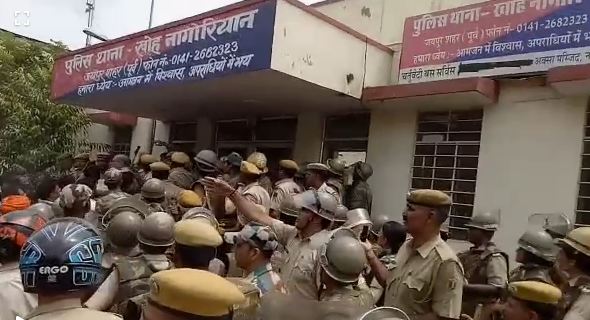 VIDEO: पुलिस पर पथराव के दौरान DCP ईस्ट राहुल जैन को लगी चोट