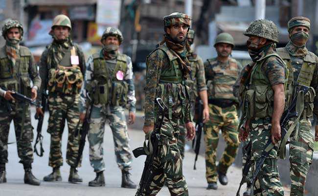 जम्मू-कश्मीर में सुरक्षाबलों और सेना के बीच मुठभेड़ जारी