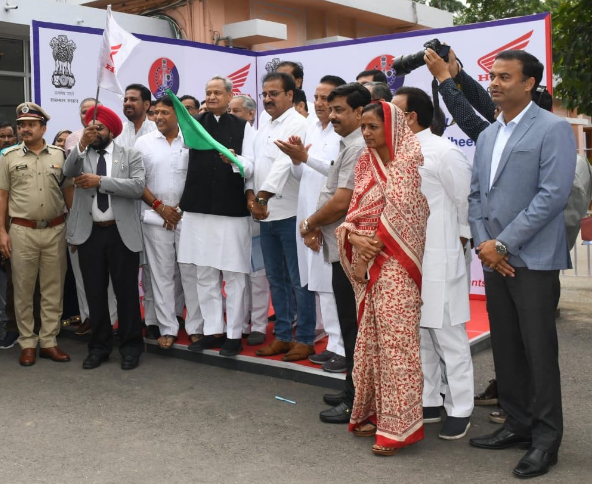 मुख्यमंत्री अशोक गहलोत ने दिखाई महिला पेट्रोलिंग विंग को हरी झंडी