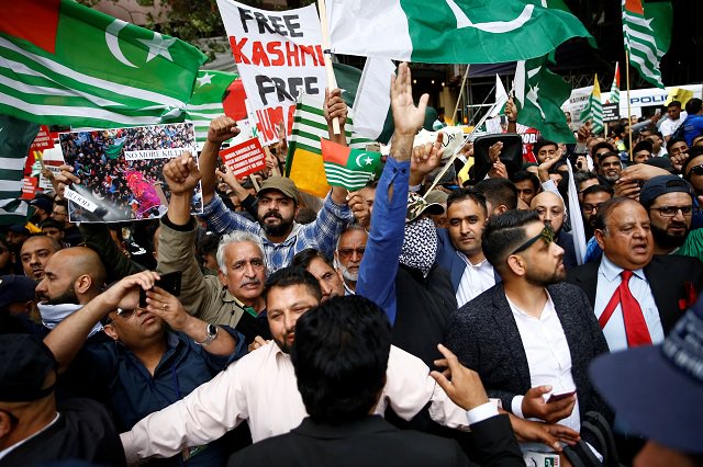 पाकिस्तानी मूल के प्रदर्शनकारियों ने भारतीय उच्चायोग को बनाया निशाना