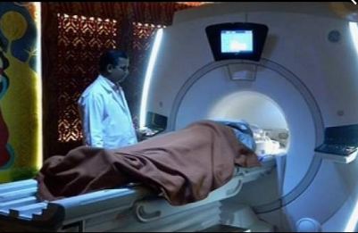बुजुर्ग को MRI मशीन में डालकर भूल गए डॉक्टर, सांसे रुक गयी