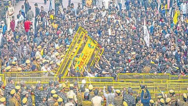 JNU छात्रों का सांसद की ओर बढ़ रहा मार्च, प्रदर्शनकारियों ने तोड़े तीन बैरिकेट