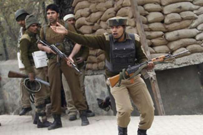 कश्मीर में आतंकियों ने किया ग्रेनेड से हमला, एक की मौत, कई घायल