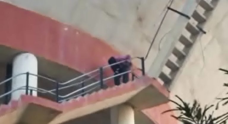 पानी की टंकी पर चढ़ा युवक, पुलिस बता रही मानसिक रोगी