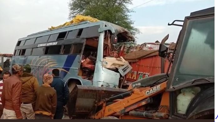 60 यात्रियों से भरी बस की ट्रक से टक्कर , 15 की हुई मौत, 30 घायल…