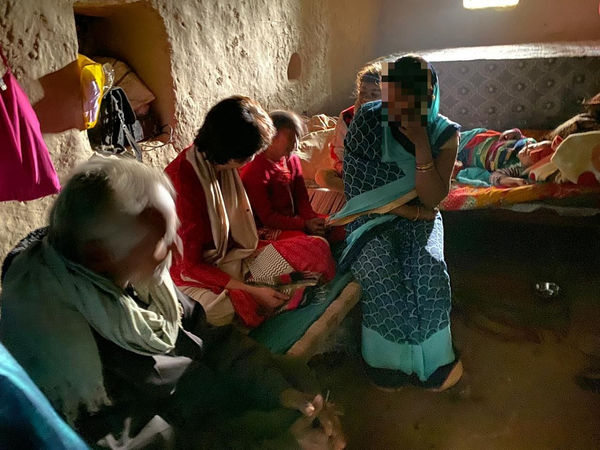 उन्नाव रेप पीड़िता के परिवार वालो से मिलकर क्या बोली प्रियंका गांधी वाड्रा…