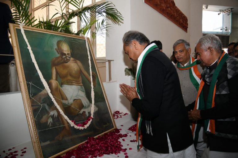 CM Gehlot remembers Mahatma Gandhi through Khadi.