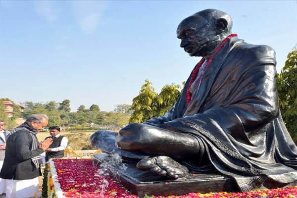 शहीद दिवस आज, राष्ट्रपिता महात्मा गांधी को किया जा रहा नमन