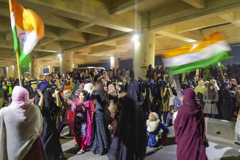 सीएए और एनआरसी के विरोध में जाफराबाद मेट्रो स्टेशन के पास 200 से ज्यादा महिलाओं ने सड़क की जाम