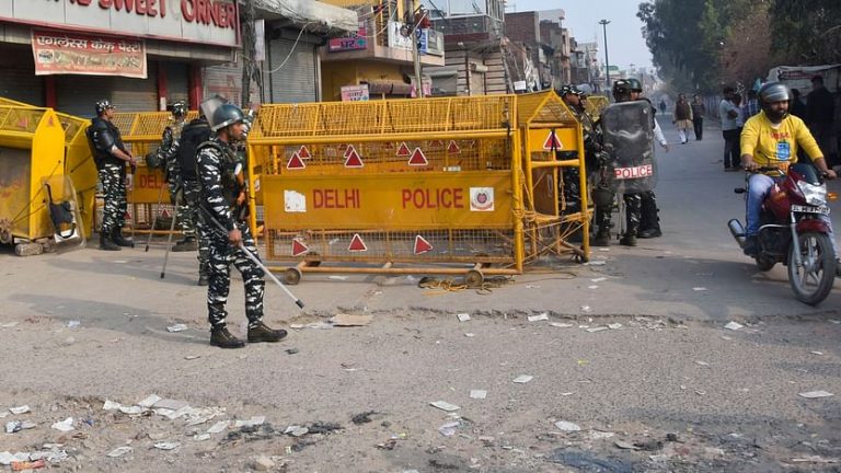 दिल्ली हिंसा : अब तक 32 मौतें, आधी रात को सुनवाई करने वाले जज का किया तबादला