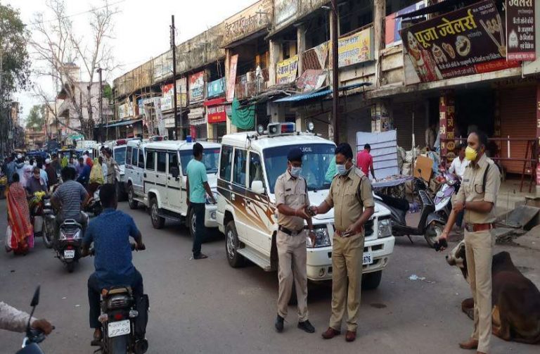 राजस्थान में कोरोना संक्रमितों की संख्या बढ़कर हुई 54, जयपुर परकोटा क्षेत्र में पुलिस का फ्लैग मार्च