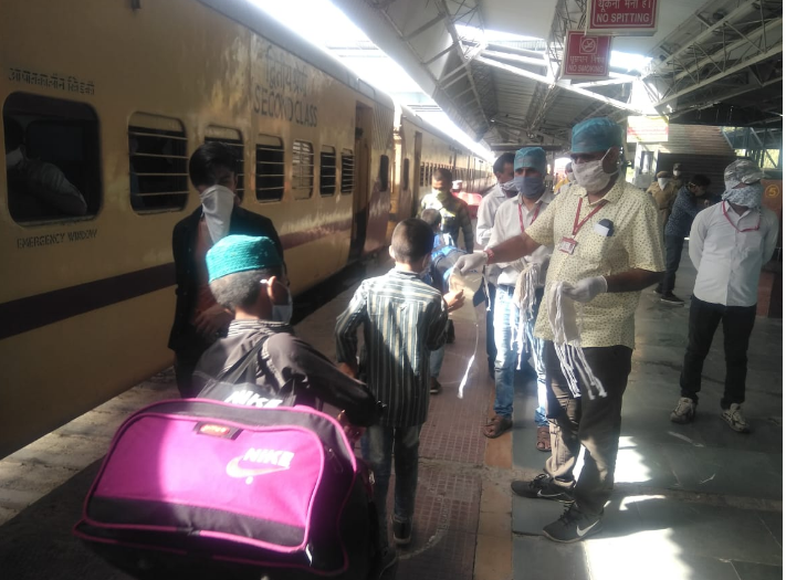 उत्तर पश्चिम रेलवे ने श्रमिक स्पेशल ट्रेन से प्रवासियों को पहुंचाया उनके गंतव्य पर