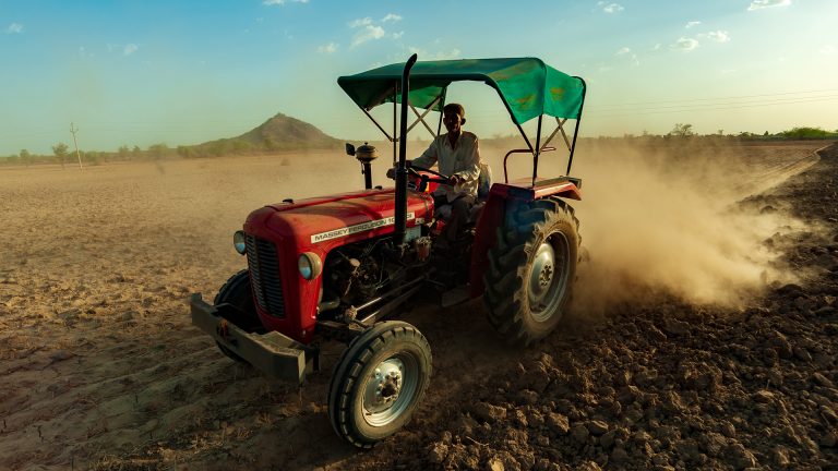 टैफे ने कोरोना के दौरान छोटे किसानों के 100,000 एकड़ की कराई मुफ़्त खेती