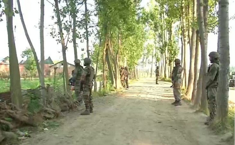 कश्मीर में सेना और आतंकियों की एक बार फिर मुठभेड़, बडगाम में घेरे गए कई आतंकवादी