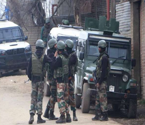 जम्मू कश्मीर के शोपियां में सुरक्षाबलों ने मुठभेड़ में तीन आतंकियों को मार गिराया