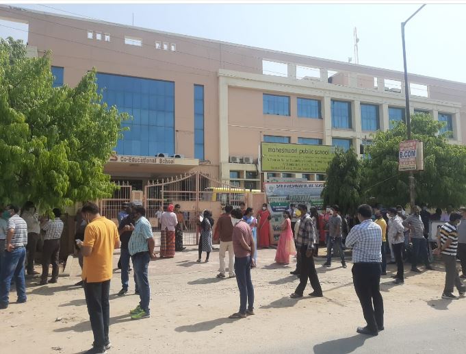 जयपुर के प्रताप नगर स्थित एमपीएस स्कूल के बाहर अभिभावकों का जोरदार प्रदर्शन, जबरन फीस वसूली का किया विरोध