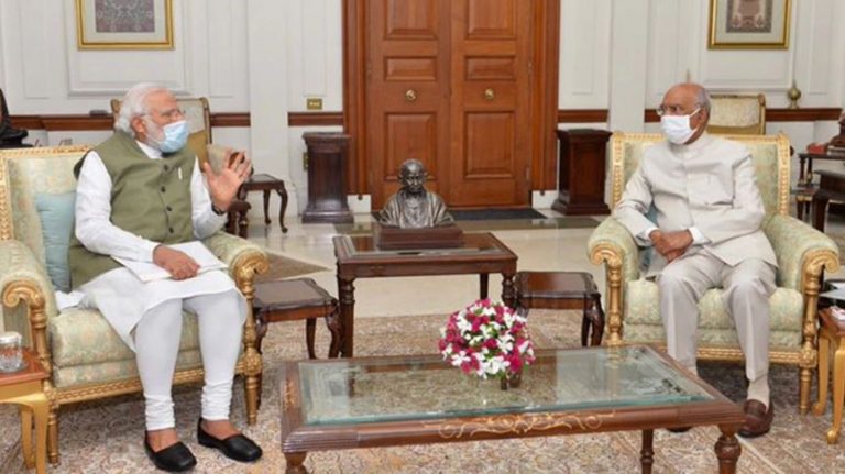 राष्ट्रपति रामनाथ कोविंद से मिले पीएम मोदी, आधे घंटे की बातचीत में कई राष्ट्रीय अंतर्राष्ट्रीय मुद्दों पर हुई चर्चा