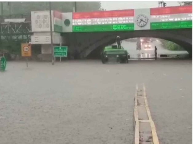 चंद घंटों की बारिश से दिल्ली हुई हाल-बेहाल, जगह-जगह भरा पानी, डूबने से एक की मौत
