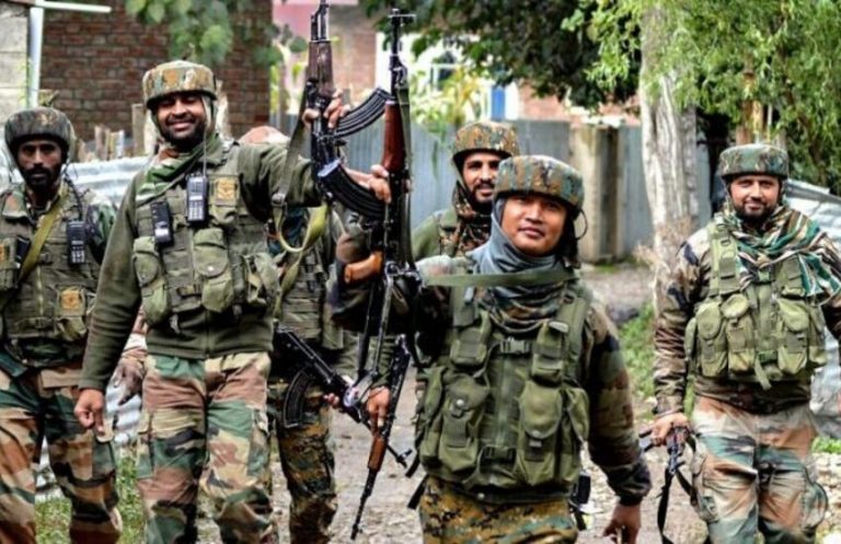 जम्मू-कश्मीर के शोपियां में आतंकियों और सुरक्षाबलों के बीच मुठभेड़, मार गिराए चार आतंकी