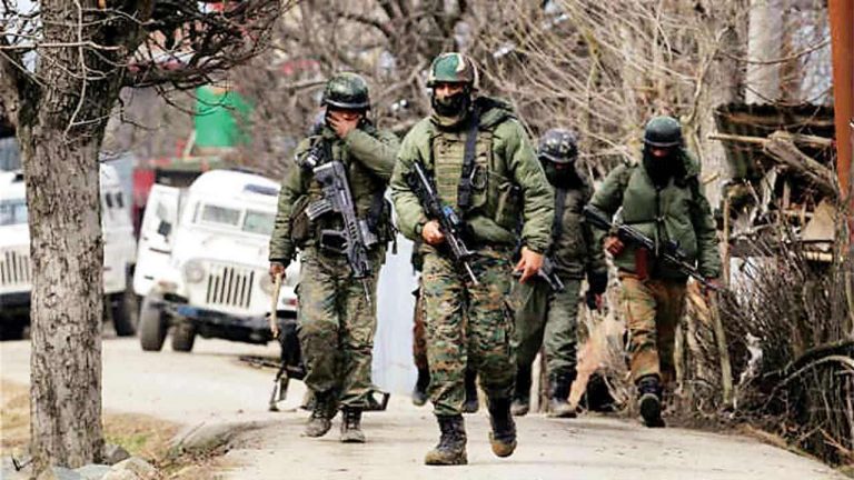 जम्मू-कश्मीर में लश्कर-ए-तैयबा के दो आतंकी ढेर, भारी मात्र में हथियार बरामद