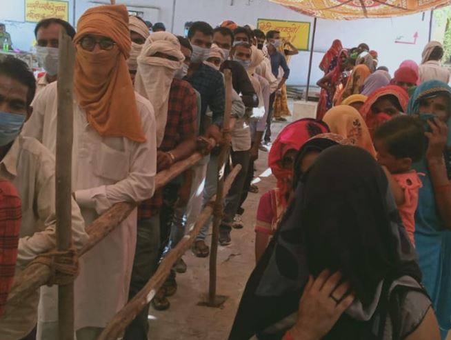 राजस्थान में गांवों की पंचायत चुनने के लिए लोगों में भारी उत्साह, जगह-जगह लगी लंबी लाइनें