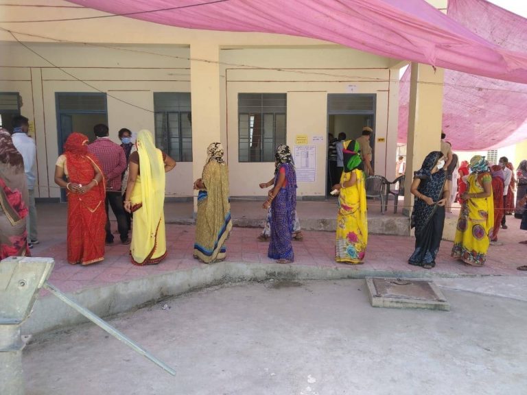राजस्थान में पंचायत चुनाव में 975 सरपंच पदों के लिए मतदान जारी, मतदाताओं में भारी जोश