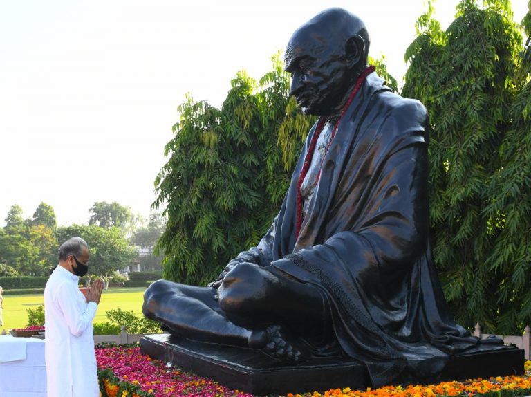 मुख्यमंत्री अशोक गहलोत ने राष्ट्रपति महात्मा गांधी और पूर्व प्रधानमंत्री लाल बहादुर शास्त्री को किया नमन, भाजपा को दी चुनौती