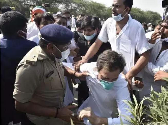 हाथरस कांड के पीड़ित परिवार से मिलने जा रहे थे राहुल-प्रियंका गांधी, पुलिस ने बीच में ही रोककर किया गिरफ्तार