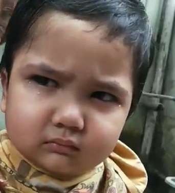 इस बेहद क्यूट दिखने वाले छोटे से बच्चे ने नाई को दी खतरनाक धमकी, सोशल मीडिया पर वायरल हुआ वीडियो