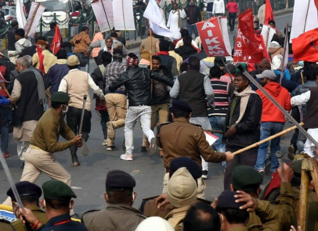 पटना में पुलिस और प्रदर्शनकारियों के बीच झड़प, किसान महासभा और वामदलों से जुड़े 10 हजार कार्यकर्ता निकाल रहे थे मार्च