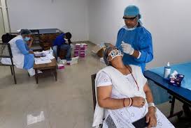 भारत में कोरोना का कहर पड़ा धीमा, संक्रमितों की संख्या में आ रही गिरावट