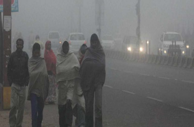 उत्तर भारत में सर्दी का सितम तेज, शीतलहर और कोहरे से लोग दुबके रहे घरों में